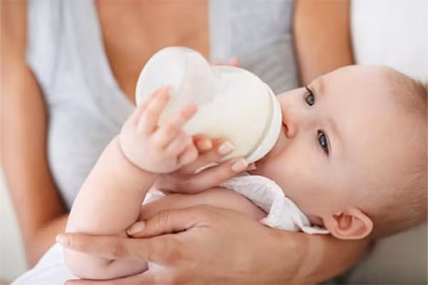 Phù hợp độ tuổi của trẻ. Bé dưới sáu tháng chỉ nên dùng sữa công thức 1, nếu muốn đổi sữa thì phải đổi sang nhãn hiệu sữa khác nhưng vẫn phải thuộc nhóm công thức 1, vì chức năng thận còn non yếu của trẻ chỉ phù hợp với lượng chất đạm trong sữa công thức 1 mà thôi.