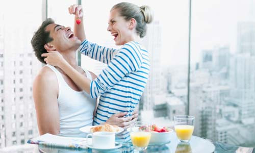 6. Càng lớn tuổi càng có tinh thần hợp tác. Nếu như hai chữ “phấn đấu” và “hiếu thắng” luôn thường trực trong suy nghĩ của cánh mày râu lúc còn trẻ thì khi có tuổi, họ thường có xu hướng “dĩ hòa vi quý”. Bởi vậy, ta thường thấy những người đàn ông trung niên sẽ luôn có thái độ hợp tác rất tích cực.