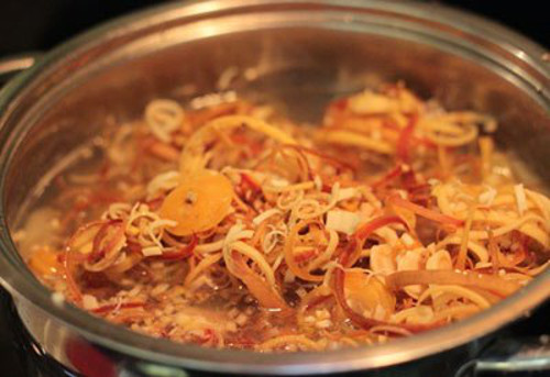 Củ chuối nấu canh. Canh củ chuối đơn giản chẳng cầu kỳ. Chỉ cần kiếm được một củ chuối tây, thêm một ít xương sườn lợn, mẻ chua, mắm tôm, vài lá xương sông là được một nồi canh ngon để đời rồi. Canh chuối có mùi vị vô cùng đặc biệt, củ chuối không nát mà giòn, ngon, sần sật, phảng phất chút hương của lá xương sông, vị chua của mẻ, một chút vị ngọt của xương lợn hầm…