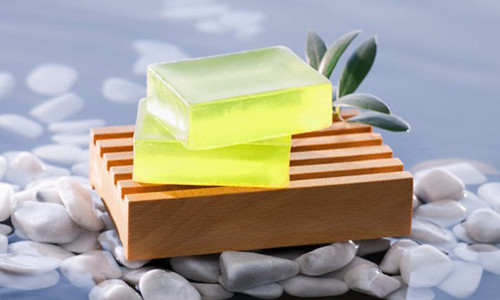 Liên quan đến mỡ, có một sai lầm lớn mà các bậc bà mẹ rất hay gặp phải, đó chính là sự phân biệt giữa mỡ động vật và mỡ thực vật. Nhiều người thường chỉ sử dụng mỡ thực vật chứ không dùng mỡ động vật. Tuy nhiên, trong mỡ thực vật cũng có chứa khá nhiều chất béo bão hòa, thường xuyên sử dụng loại mỡ này sẽ là không tốt bởi cơ thể sẽ mất đi sự cân bằng.