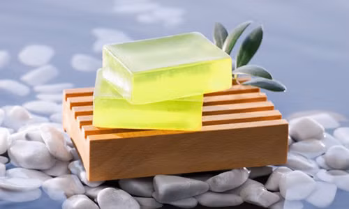 Liên quan đến mỡ, có một sai lầm lớn mà các bậc bà mẹ rất hay gặp phải, đó chính là sự phân biệt giữa mỡ động vật và mỡ thực vật. Nhiều người thường chỉ sử dụng mỡ thực vật chứ không dùng mỡ động vật. Tuy nhiên, trong mỡ thực vật cũng có chứa khá nhiều chất béo bão hòa, thường xuyên sử dụng loại mỡ này sẽ là không tốt bởi cơ thể sẽ mất đi sự cân bằng.