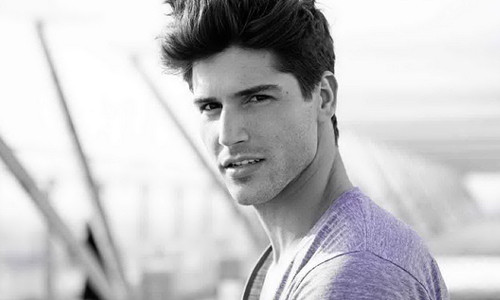 Các Adam muốn nhìn thấy người vợ giúp mình thu dọn đồ đạc, trong khi đó chàng có thể ngắm nhìn vẻ nữ tính của bạn. Với đàn ông, họ coi đó là một cảm giác hạnh phúc.