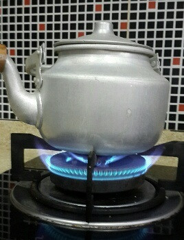 Vặn lửa to cho thuốc sôi bùng lên để hơi thoát ra ngoài vòi ấm.