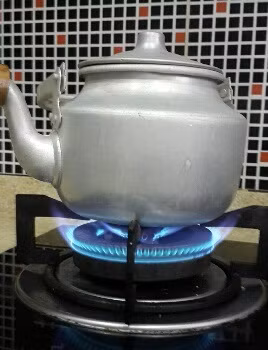 Vặn lửa to cho thuốc sôi bùng lên để hơi thoát ra ngoài vòi ấm.