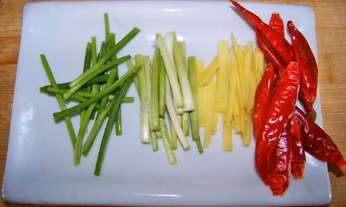 Bước 2: Hành cắt khúc, dứa đem thái sợi, ớt tươi bổ đôi bỏ hạt.