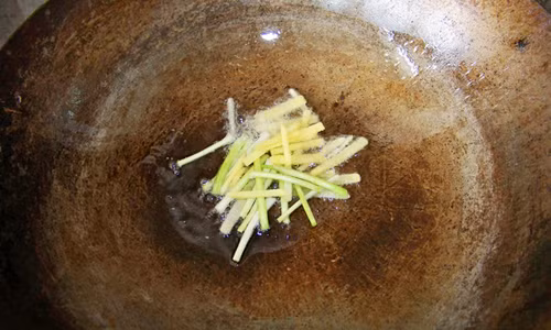 Bước 5: Đun sôi dầu ăn, cho hành và dứa, tỏi băm vào phi thơm.