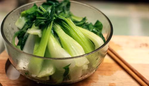 Nên sử dụng chiếc đũa dài. Chiếc đũa dài hơn bình thường sẽ là công cụ đắc lực giúp bạn đảo nhanh thức ăn trong chảo.