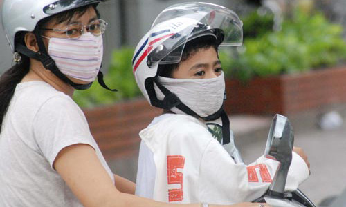 4. Chú ý việc vệ sinh cơ thể cũng như vệ sinh cá nhân cho trẻ. Đặc biệt, khi trẻ ra ngoài đường nên cho trẻ đeo khẩu trang. Súc miệng nước muối vào mỗi sáng sớm và trước khi đi ngủ để phòng ngừa viêm họng.