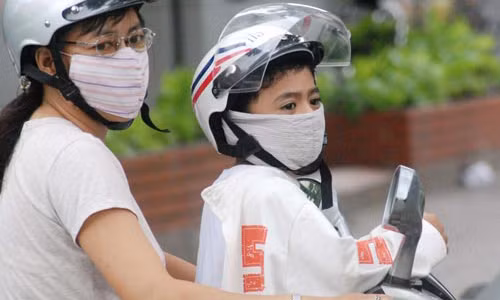 4. Chú ý việc vệ sinh cơ thể cũng như vệ sinh cá nhân cho trẻ. Đặc biệt, khi trẻ ra ngoài đường nên cho trẻ đeo khẩu trang. Súc miệng nước muối vào mỗi sáng sớm và trước khi đi ngủ để phòng ngừa viêm họng.