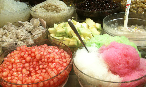 Chè Thái. Chè Thái từ lâu đã được du nhập sang Việt Nam và là món khoái khẩu của nhiều bạn trẻ ở Hà Nội. Để có một bát chè Thái thơm ngon bổ mát đòi hỏi người nấu phải rất tỉ mỉ và khéo léo trong việc chọn nguyên liệu và quy trình làm. Nguyên liệu để làm món chè Thái chủ yếu là các loại trái cây sẵn có, vì thế tùy vào từng mùa mà có những hương vị chè khác nhau như xoài, bơ, chuối, nhãn…