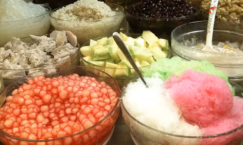 Chè Thái. Chè Thái từ lâu đã được du nhập sang Việt Nam và là món khoái khẩu của nhiều bạn trẻ ở Hà Nội. Để có một bát chè Thái thơm ngon bổ mát đòi hỏi người nấu phải rất tỉ mỉ và khéo léo trong việc chọn nguyên liệu và quy trình làm. Nguyên liệu để làm món chè Thái chủ yếu là các loại trái cây sẵn có, vì thế tùy vào từng mùa mà có những hương vị chè khác nhau như xoài, bơ, chuối, nhãn…