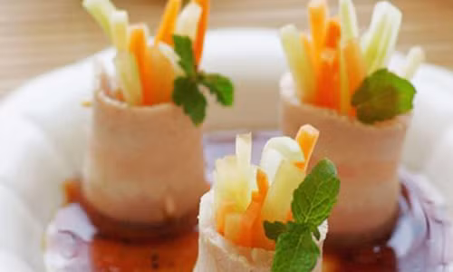 Trong cách trang trí này, nếu gia chủ sử dụng đĩa màu trắng thì có thể dùng sắc xanh của dưa chuột, màu đỏ của cà chua và màu vàng của cà rốt để tạo điểm nhấn. Kiểu trang trí xung quanh đĩa giúp tạo cảm giác chiếc đĩa có vẻ sâu hơn. Với cách trang trí như trên, chúng ta có thể thay thế cà rổt bằng những bông hoa anh đào cũng rất hợp lý. Nếu là dưa chuột, hãy tạo chúng thành những hình trái tim để làm cho đĩa ăn trông đầy đặn hơn.