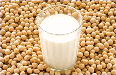 9. Bổ sung thực phẩm sản xuất hooc môn serotonin. Các sản phẩm chứa chất này là sữa, cá, chuối, chà là khô, đậu nành, hạnh nhân và đậu phộng. Cũng có thể kết hợp với tinh bột ngũ cốc nguyên hạt - như gạo nâu, bánh mì hay yến mạch - giúp cơ thể sản xuất insulin, làm tăng số lượng tryptophan cho não bộ.