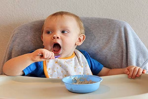 Ăn dặm đúng với thời điểm cơ thể muốn và cần sẽ khiến trẻ hợp tác hơn, có hứng thú hơn với thức ăn và ngon miệng hơn. Nết ăn ngoan ngay từ những ngày đầu sẽ theo trẻ suốt về sau, giúp bé đỡ rơi vào tình trạng chán ăn và khiến mẹ bớt căng thẳng. Trẻ còn ăn cháo, ăn cơm cả cuộc đời sau này, do đó, mẹ không cần phải vội vã cho con ăn dặm sớm 1,2 tuần. Điều đó hoàn toàn không cần thiết.