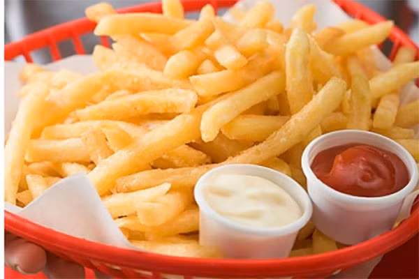 2. Một chất nữa trong số những hóa chất thực phẩm phổ biến nhất là tert-butylhydroquinone. Nó là chất bảo quản thường được tìm thấy trong khoai tây chiên,bánh quy giòn và thức ăn nhanh, nó cũng có thể được tìm thấy trong các sản phẩm gia dụng như vecni và nhựa.