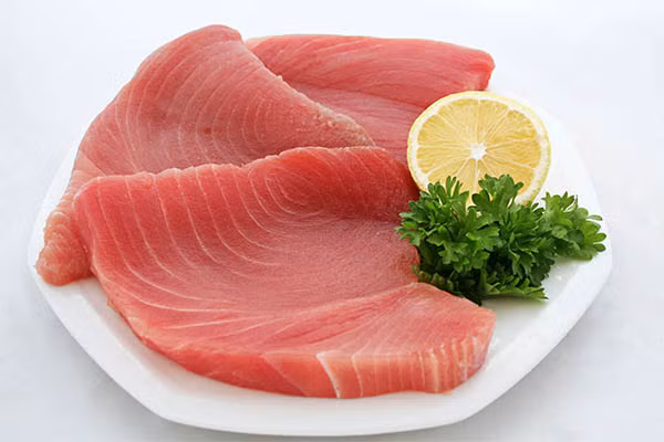 1. Thủy ngân. Có trong cá và các loại hải sản khác. Bạn phải thật cẩn thận nếu bé yêu thích cá ngừ, bởi loại cá này rất dễ bị ngộ độc thủy ngân. Trẻ có nguy cơ mắc bệnh tự kỷ nếu ăn nhiều thực phẩm có chứa thủy ngân. Quá nhiều thủy ngân khiến trẻ em bị rối loạn hệ thống tiêu hóa và gây rắc rối cho thận.