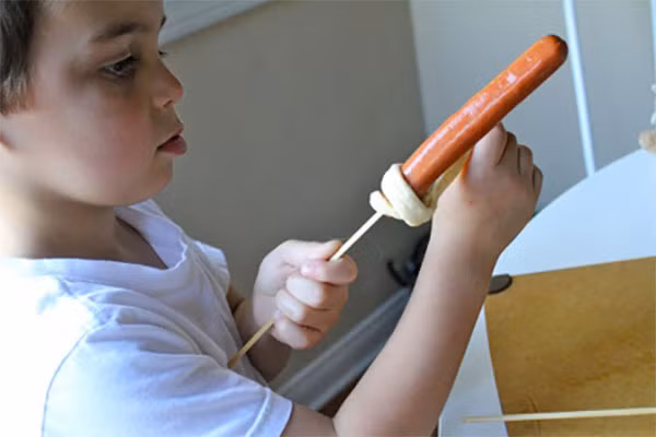 5. Sodium nitrite. Hầu hết mọi trẻ em đều thích xúc xích, thịt xông khói và các loại thịt chế biến khác, nhưng bạn có biết rằng rất nhiều trong số những sản phẩm đó có chứa nitrat natri. Các sản phẩm từ thịt chưa được xử lý thường có màu xám chứ không phải màu đỏ thông thường, và điều này rõ ràng ảnh hưởng xấu đến thẩm mỹ người dùng.