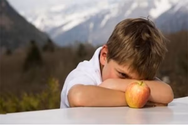 Theo Livestrong, con người ăn thịt chế biến sẵn nhiều hơn một lần một tuần có nguy cơ phát triển bệnh bạch cầu. Các biến chứng khác do chất này gây nên là bệnh tiểu đường, tiêu chảy và các bệnh về hô hấp. Cách tốt nhất để tránh những rủi ro này là hạn chế cho bé ăn các loại thịt chế biến sẵn.