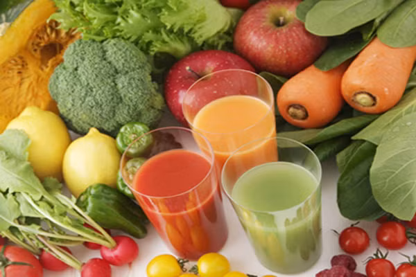 Trẻ từ 10 đến 15 tuổi. Bữa sáng giai đoạn này phải đảm bảo đầy đủ các nhóm vitamin A, C, can xi để cung cấp nhiệt lượng cho sự phát triền về chiều cao, thể lực và trí tuệ của trẻ. Tuổi này, bữa sáng mẹ đã có thể cho con uống 1 ly sữa, ăn rau xanh hoa quả và tinh bột như bánh mì, bánh bao hoặc các loại giàu carbonhydrat.