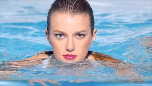 Đi bơi. Nếu trang điểm trong khi bơi, lớp trang điểm gặp nước sẽ bị nhòe đi và khiến khuôn mặt trở nên xấu xí. Do vậy, trong trường hợp cần thiết phải trang điểm, bạn nên chọn cho mình loại mỹ phẩm chống nước tốt, đặc biệt là kẻ mắt và mascara không trôi hoặc chút son để trở nên tươi tắn.