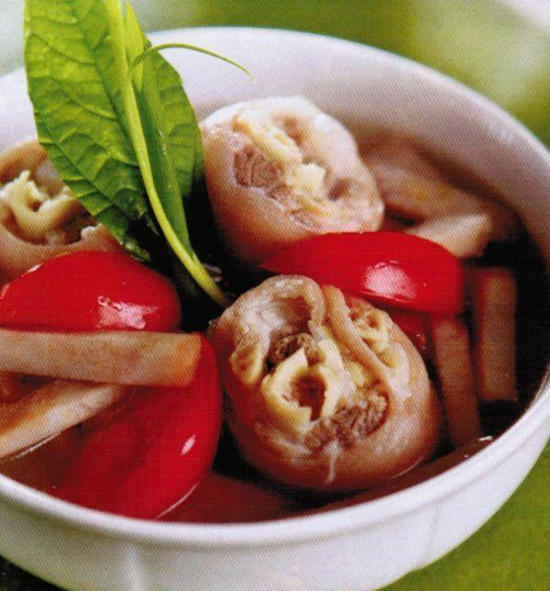 Củ chuối om móng giò. Món ăn này dùng nóng không bị ngán bởi vị béo ngậy của móng giò. Củ chuối thái que nhỏ luộc qua cho đỡ chát. Móng giò nhổ sạch lông, xát muối, rửa sạch, chặt miếng vừa ăn, cho vào ninh nhỏ lửa. Phi thơm hành khô với một ít mỡ nước, cho củ chuối, cà chua xào mềm, thêm mẻ, mắm tôm. bột gia vị, hạt nêm sao cho vừa ăn. Xào kỹ cho thấm gia vị, rồi đổ vào nồi móng giò, ninh cho tới khi củ chuối mềm là được.