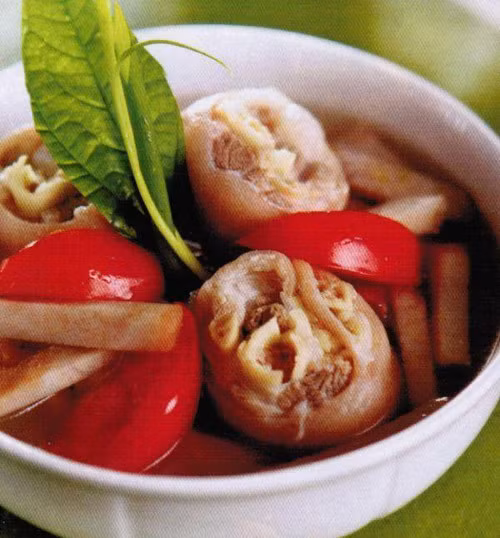 Củ chuối om móng giò. Món ăn này dùng nóng không bị ngán bởi vị béo ngậy của móng giò. Củ chuối thái que nhỏ luộc qua cho đỡ chát. Móng giò nhổ sạch lông, xát muối, rửa sạch, chặt miếng vừa ăn, cho vào ninh nhỏ lửa. Phi thơm hành khô với một ít mỡ nước, cho củ chuối, cà chua xào mềm, thêm mẻ, mắm tôm. bột gia vị, hạt nêm sao cho vừa ăn. Xào kỹ cho thấm gia vị, rồi đổ vào nồi móng giò, ninh cho tới khi củ chuối mềm là được.