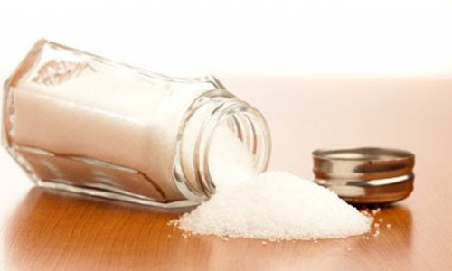 3. Cho trẻ dùng đồ ăn mặn. Đồ ăn mặn sẽ gây ra những ảnh hưởng không tốt cho sức khỏe của trẻ. Thói quen cho con ăn quá nhiều đồ mặn có thể khiến bé bị mắc chứng huyết áp cao. Bởi vậy, khi chế biến đồ ăn cho con, các bậc phụ huynh nên chú ý khống chế lượng muối phù hợp để đảm bảo sức khỏe cho trẻ.