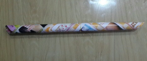 Trường hợp không có ống tre, các mẹ có thể dùng 1 tờ bìa cứng hoặc tờ lịch tường cuộn lại là được. (ống này thường không bền vì hơi nước sẽ làm giấy dễ mủn và gãy). Tuyệt đối không được dùng ống nhựa vì sẽ độc hại.