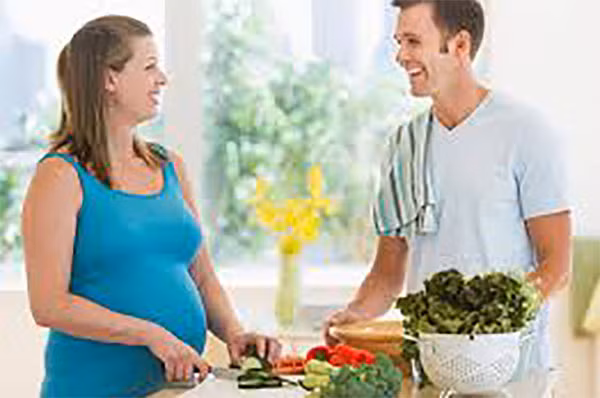 Ăn uống lành mạnh. Dinh dưỡng là một trong những yếu tố quan trọng quyết định sức khỏe thai nhi. Bà bầu có thể tìm hiểu và áp dụng một số chế độ cho người mang thai nhưng vẫn đảm bảo nguồn thức ăn phong phú, lành mạnh và hạn chế sử dụng thực phẩm chế biến công nghiệp. Bên cạnh đó, phụ nữ mang thai cần cung cấp đầy đủ vitamin cho cơ thể trong suốt thai kỳ.