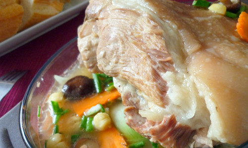 Canh hạt sen móng giò - tẩm bổ. Món canh này dùng cho người mới sinh ít sữa, sức khỏe yếu, có công hiệu cao. Món này giàu năng lượng, hợp với những ngày lạnh và ăn cùng cơm hoặc bánh mì. Từng thớ thịt chín nục, mềm thơm, róc xương. Ăn cả bì lẫn mỡ đều không hề có cảm giác béo ngấy mà trái lại còn rất lôi cuốn hấp dẫn từ người già đến trẻ nhỏ.