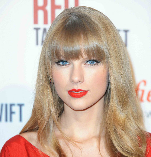 Son môi đậm. Những màu son môi đậm cá tính sẽ tạo nên một chút phá cách giúp gương mặt bạn gái ấn tượng hơn. Đây là phong cách trang điểm hoàn hảo cho chị em tham dự một bữa tiệc tối. Thế nhưng cánh mày râu lại không ưa son môi đậm. Họ sợ rằng nó dính hết vào đồ ăn, nước uống… Son môi đậm. Những màu son môi đậm cá tính sẽ tạo nên một chút phá cách giúp gương mặt bạn gái ấn tượng hơn. Đây là phong cách trang điểm hoàn hảo cho chị em tham dự một bữa tiệc tối. Thế nhưng cánh mày râu lại không ưa son môi đậm. Họ sợ rằng nó dính hết vào đồ ăn, nước uống…