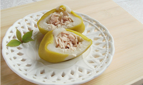 Bánh sau khi chín sẽ mềm, khi ăn có vị ngọt và thơm của cá ngừ bên trong.