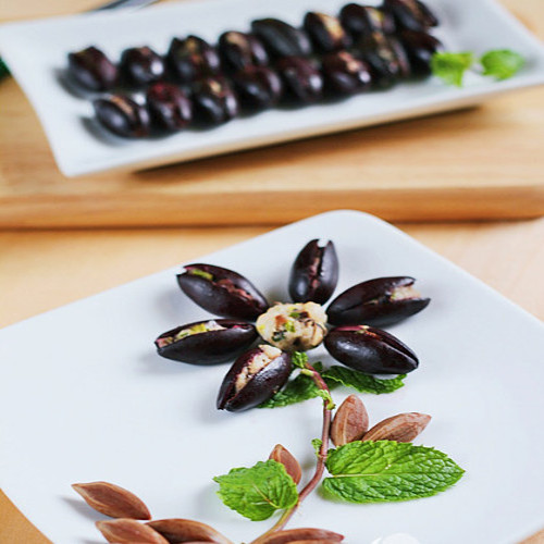 Trám nhồi thịt. Mùa trám mà không ăn trám nhồi thịt thì sẽ vô cùng đáng tiếc. Mùi trám nhồi thịt thơm sực mũi, ăn miếng trám thấy bùi, hương vị trám đậm đà.