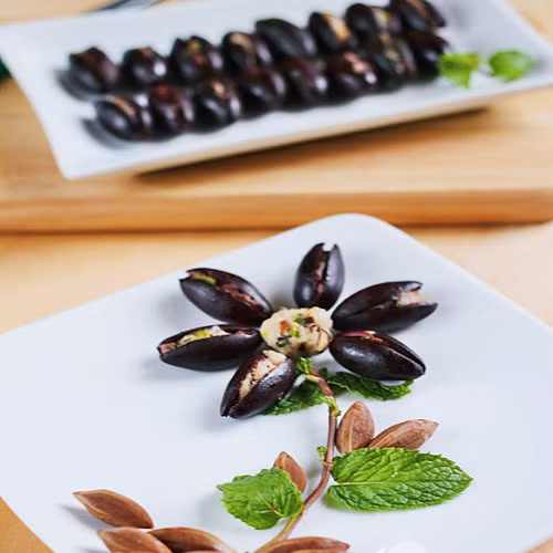 Trám nhồi thịt. Mùa trám mà không ăn trám nhồi thịt thì sẽ vô cùng đáng tiếc. Mùi trám nhồi thịt thơm sực mũi, ăn miếng trám thấy bùi, hương vị trám đậm đà.