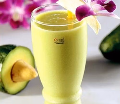 Cho dầu dừa nguyên chất vào ly sinh tố bạn sẽ có cảm giác lạ miệng vì có thêm hương vị của dầu dừa.