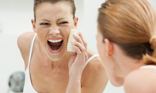 Thứ năm: Thường xuyên tẩy da chết. Tẩy da chết sẽ giúp cho các lỗ chân lông được thông thoáng và ngăn ngừa sự phát triển của mụn. Nhưng nếu ngày nào bạn cũng tiến hành tẩy da chết thì làn da sẽ bị bào mòn nhanh chóng và mất hết sức sống. Đây là điều không có lợi cho làn da của bạn. Cách làm đúng là mỗi tuần bạn chỉ nên tẩy da chết một lần mà thôi.