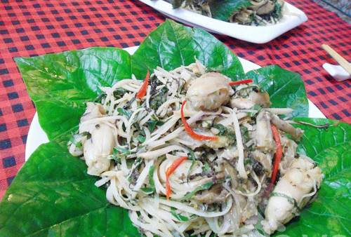 Ếch xào củ chuối. Ếch xào củ chuối rất giản dị, dân dã nhưng thơm ngon vô cùng. Ếch sau khi làm sạch, chặt miếng vừa ăn. Phần da ếch nướng qua lửa để khi xào sẽ giòn ngon hơn. Ướp thịt ếch với 2 thìa mẻ, ½ thìa bột nghệ, ½ thìa bột canh, hành băm nhỏ. Xào ếch chín cho ra đĩa, rồi xào củ chuối. Cho ếch vào xào nhanh tay, thêm ít lá lốt, tía tô vào trộn cùng.