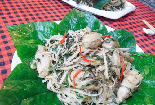 Ếch xào củ chuối. Ếch xào củ chuối rất giản dị, dân dã nhưng thơm ngon vô cùng. Ếch sau khi làm sạch, chặt miếng vừa ăn. Phần da ếch nướng qua lửa để khi xào sẽ giòn ngon hơn. Ướp thịt ếch với 2 thìa mẻ, ½ thìa bột nghệ, ½ thìa bột canh, hành băm nhỏ. Xào ếch chín cho ra đĩa, rồi xào củ chuối. Cho ếch vào xào nhanh tay, thêm ít lá lốt, tía tô vào trộn cùng.