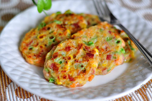 Bánh chiên xong nên dùng nóng để giữ được độ thơm, giòn và ngọt của rau củ.