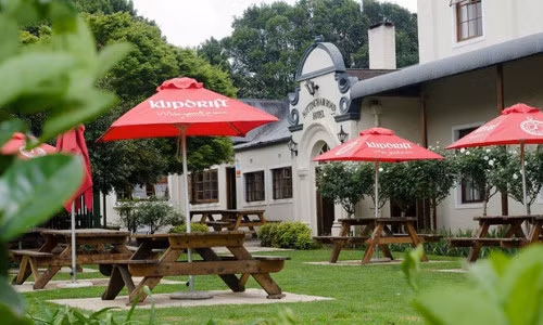 Nhà hàng Nottingham Road, Nam Phi. Nhà hàng này là một nơi lý tưởng cho thực khách vào ban ngày nhưng lại có một không khí huyền bí vào buổi tối. Theo truyền thuyết, một người phụ nữ đã chết tại đây và cho đến ngày nay, nhiều khách hàng vẫn nhìn thấy cô như một bóng ma mờ.