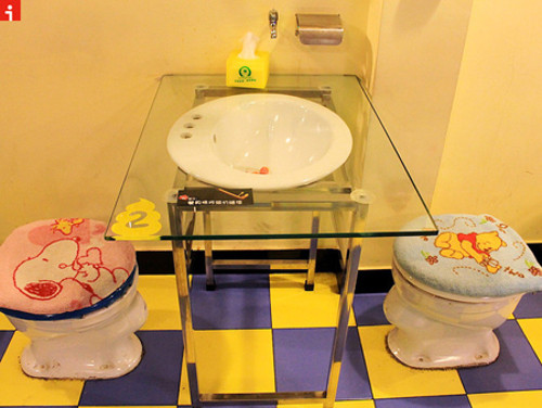 Nhà hàng House of Poo, Bắc Kinh, Trung Quốc. Ở đây, thực khách không những không ngại mà còn tỏ ra hứng thú khi ngồi trên nắp "bồn cầu" và thưởng thức món ăn trong... "bình phóng uế". Chỗ ngồi dành cho thực khách giống hệt bồn cầu, phía trên phủ lớp thảm in hình những nhân vật hoạt hình ngộ nghĩnh. Các khách hàng cho biết, đồ ăn ở đây không thực sự ngon nhưng họ đến đây vì sự tò mò, hứng thú với cách bài trí độc đáo của nhà hàng này