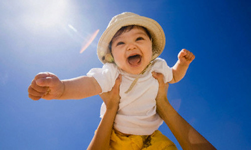 5. Không chú ý tới các sản phẩm hỗ trợ sự phát triển xương. Trẻ em đang trong thời kỳ phát triển chính là giai đoạn cần chú trọng đến sự phát triển của xương. Vậy nhưng nhiều người lớn thường không mấy chú ý đến vấn đề này và chỉ quan tâm tới việc bổ sung canxi cho trẻ khi cần thiết. Thay vào đó, vì muốn con ăn được nhiều hơn, họ hay làm các món ăn mà trẻ thích chứ không mấy quan tâm tới vấn đề trẻ cần phải ăn đủ chất.