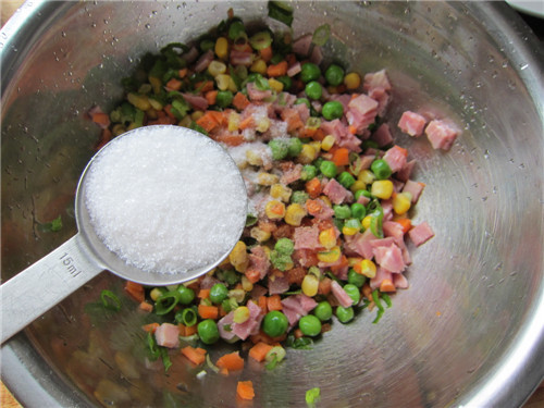 Bước 6: Cho vào trong hỗn hợp một chút đường (tùy theo khẩu vị ăn ngọt hay ăn nhạt của mỗi người)