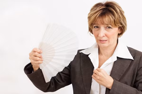 Mồ hôi ra lệch. Là hiện tượng mồ hôi ra nửa thân bên trái hoặc phải, trên hoặc dưới. Theo đông y đó là do khí huyết hư lệch, kinh lạc bị tắc trệ hoặc thấp đàm gây nên. Hiện tượng này là dấu hiệu báo trước rằng bạn đã trúng phong.