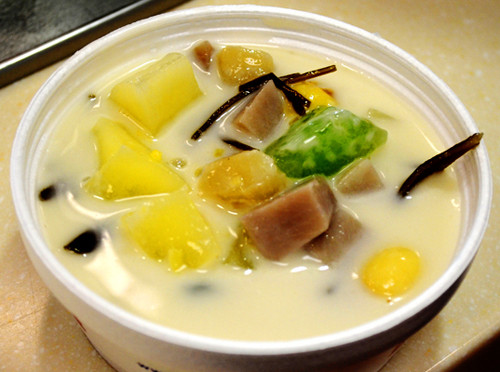 Chè bà ba. Đây là món chè thập cẩm đặc trưng của vùng Nam Bộ. Món chè này ăn nóng rất ngon, vị béo của nước cốt dừa hòa quyện với mùi thơm của đậu xanh, bùi bùi của khoai lang, củ sắn và hạt sen, thoang thoảng mùi thơm của lá nếp.