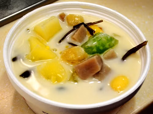 Chè bà ba. Đây là món chè thập cẩm đặc trưng của vùng Nam Bộ. Món chè này ăn nóng rất ngon, vị béo của nước cốt dừa hòa quyện với mùi thơm của đậu xanh, bùi bùi của khoai lang, củ sắn và hạt sen, thoang thoảng mùi thơm của lá nếp.