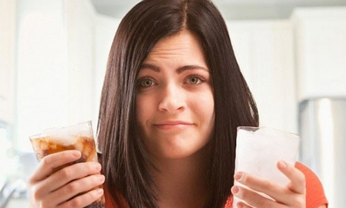 4. Thường xuyên uống đồ uống có đường. Sử dụng đồ uống có đường dễ khiến bạn hấp thụ nhiều năng lượng, và vì loại đồ uống này có vị ngọt nên khi uống bạn sẽ không nhớ là mình đã uống bao nhiêu. Uống càng nhiều thì bạn càng có nguy cơ dễ bị béo phì. Các nghiên cứu trước đây đã phát hiện rằng, những phụ nữ béo phì đối diện với sự gia tăng nguy cơ phát triển ung thư. Theo giải thích của các nhà nghiên cứu, béo phì là một yếu tố nguy cơ gây bệnh ung thư và khi phụ nữ tiêu thụ nhiều thức uống ngọt sẽ góp phần gây béo phì, dẫn đến làm tăng nguy cơ phát triển bệnh ung thư tử cung.