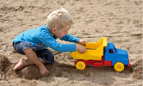 6. Chơi với cát. Trẻ em thường thích chơi với cát, và chúng cũng thích các loại bột nặn - việc này giúp trẻ có được kĩ năng sử dụng đôi tay khéo léo và cũng góp phần không nhỏ kích thích trí tưởng tượng của các bé.