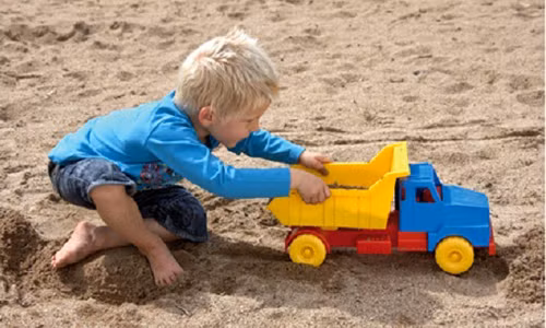 6. Chơi với cát. Trẻ em thường thích chơi với cát, và chúng cũng thích các loại bột nặn - việc này giúp trẻ có được kĩ năng sử dụng đôi tay khéo léo và cũng góp phần không nhỏ kích thích trí tưởng tượng của các bé.