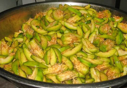  Hoa quả ngâm xổi. Cũng giống như ở Việt Nam, món hoa quả ướp muối, đường cũng rất phổ biến ở đất nước Campuchia. Từ ổi đến xoài, từ măng cụt rừng đến táo, cóc đều được xóc với muối, đường, ít giấm và ớt, bày bán đầy màu sắc trên những cái khay được mang đi khắp chợ. Những bạn gái đam mê quà vặt chắc chắn sẽ không bỏ qua món này.